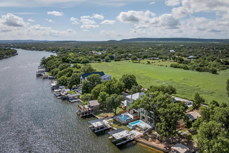 The 565 Villa with Concierge Services House in Kingsland