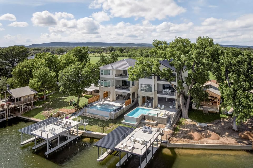 Property building, Bird's eye view, Lake view, Swimming pool