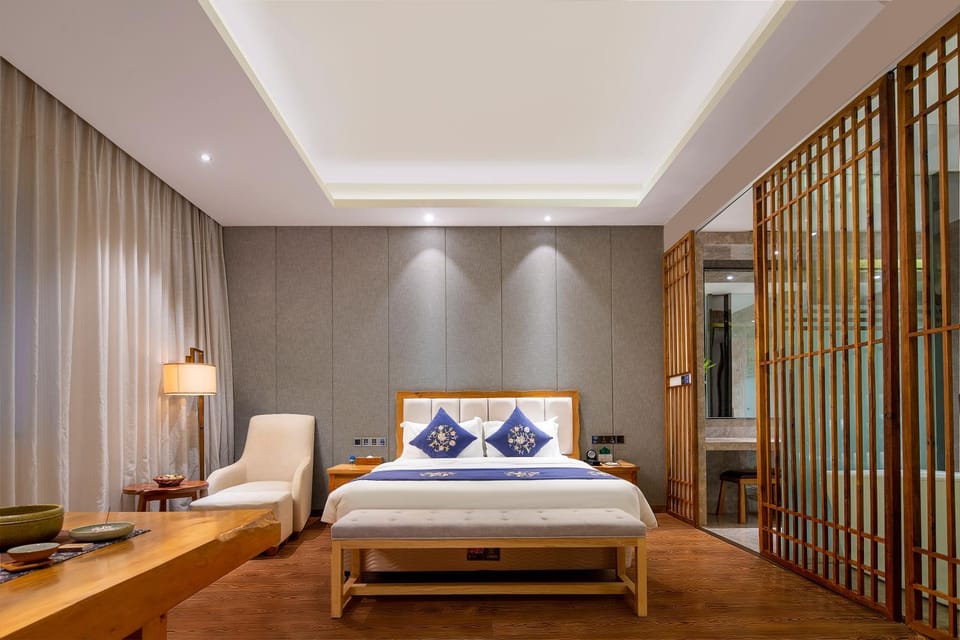 Bed, Living room, Photo of the whole room, Seating area, Bedroom