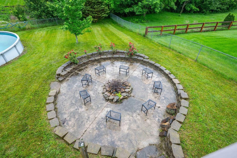 Poolside Paradise Near the Ark House in Ohio