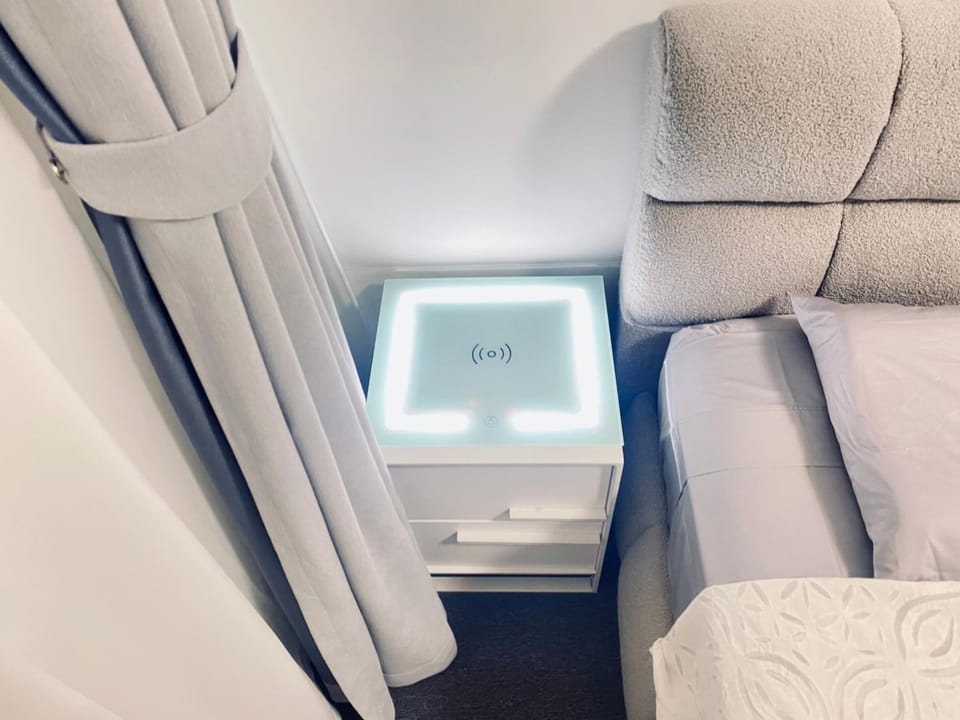 Bedroom, internet