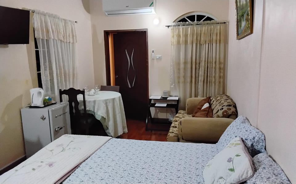 Bed, TV and multimedia, Dining area, Bedroom, air conditioner