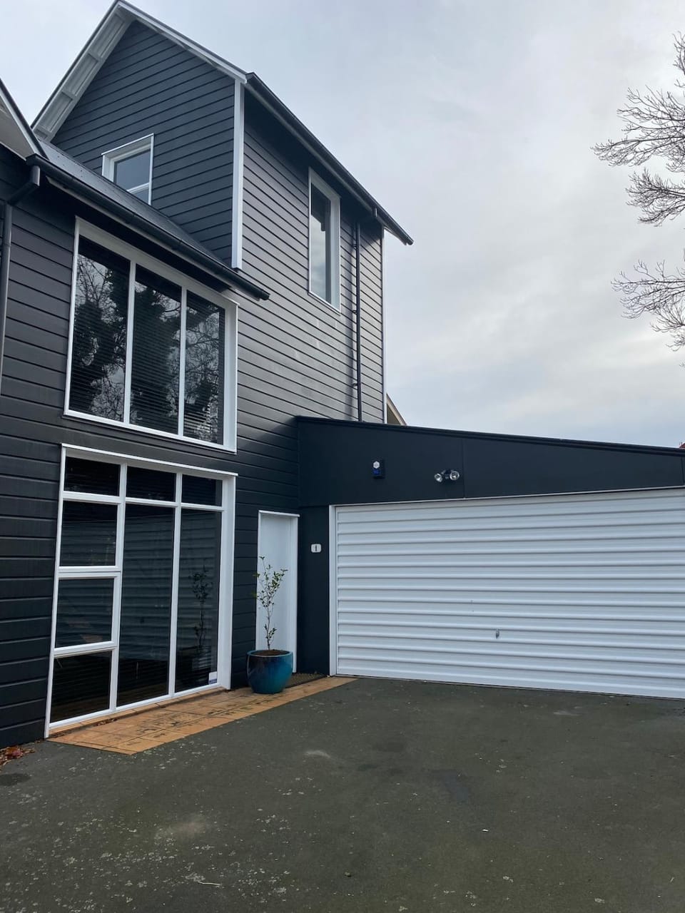 Townhouse In The City With Parking and Courtyard House in Christchurch
