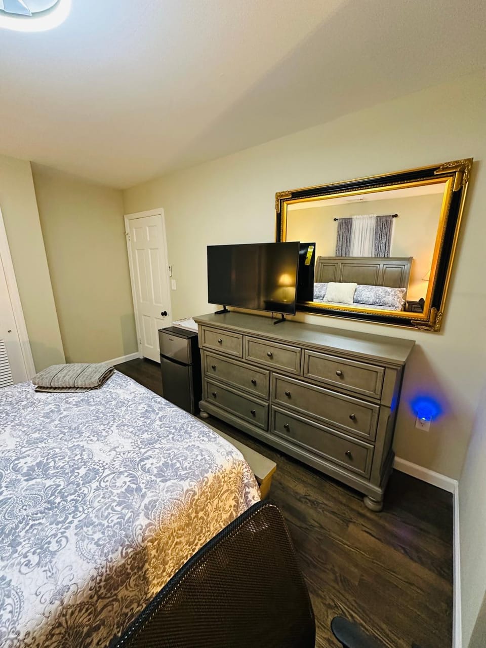 Bed, TV and multimedia, Photo of the whole room, Bedroom
