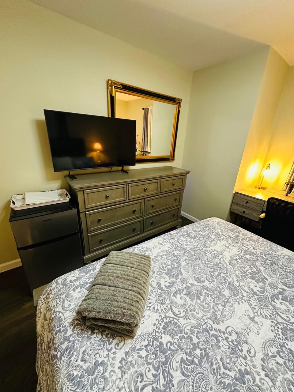 Bed, TV and multimedia, Photo of the whole room, Bedroom, hair dresser