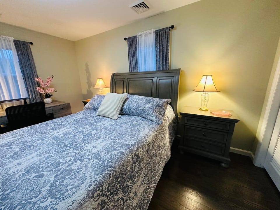Bed, Photo of the whole room, Bedroom