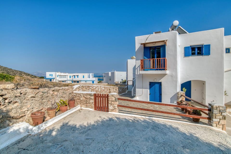 Property building, Balcony/Terrace, Parking
