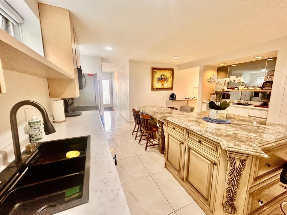 Kitchen or kitchenette, Living room, Seating area, Dining area, minibar, oven, pet friendly, stove