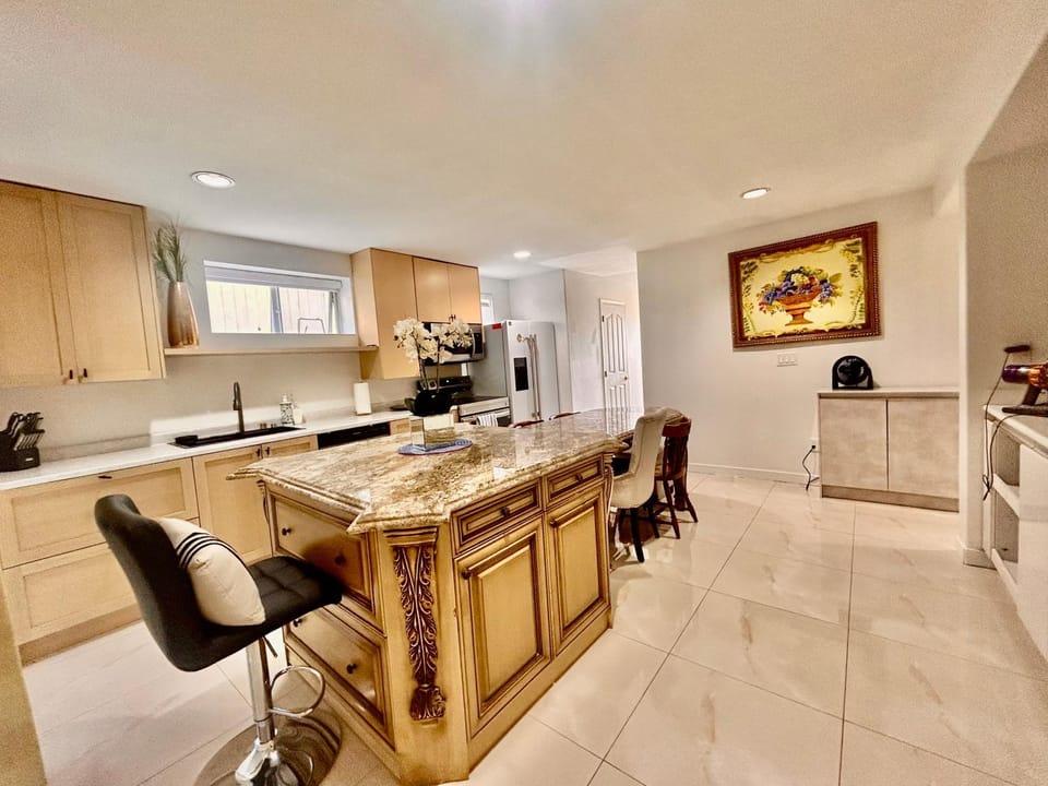 Kitchen or kitchenette, Living room, Seating area, Dining area, dishwasher, minibar, oven, pet friendly, stove, toaster