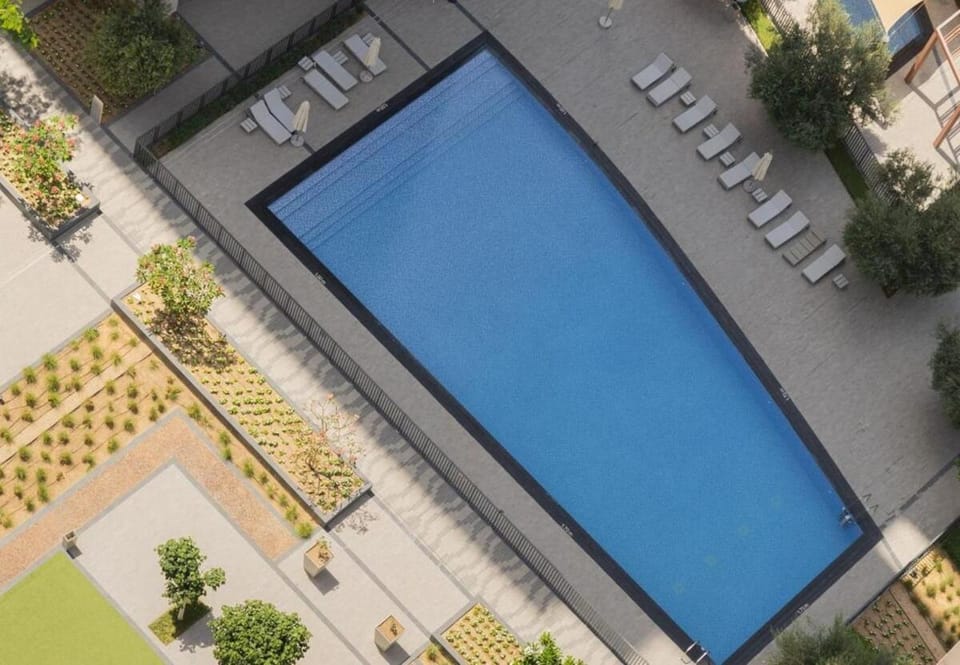 Day, Swimming pool