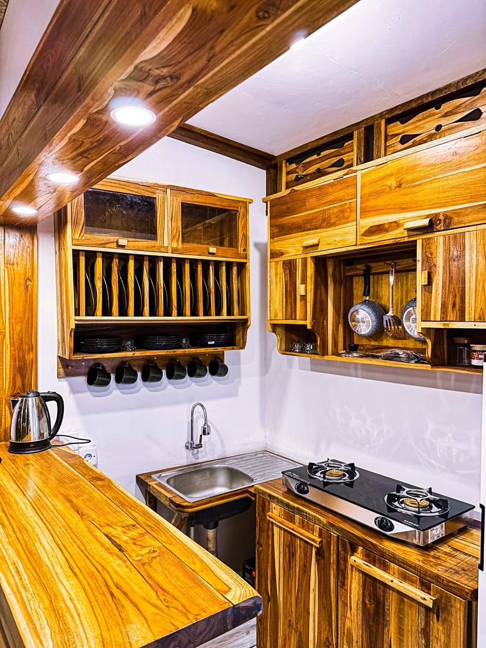 Kitchen or kitchenette, minibar, stove