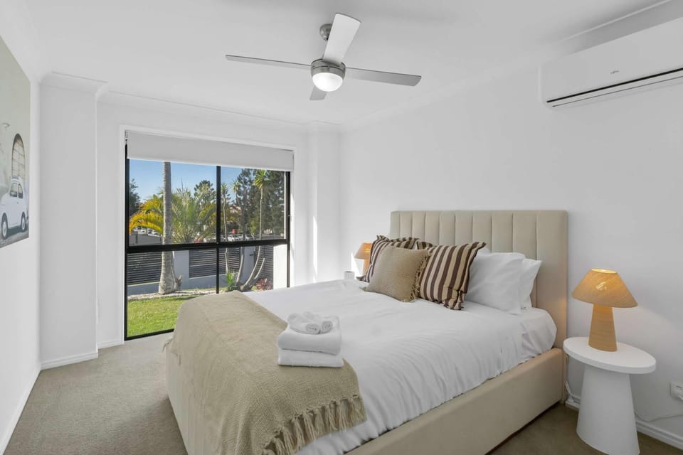 Bed, Bedroom, towels, air conditioner