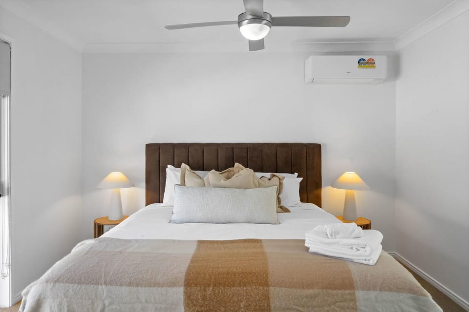 Bed, Bedroom, towels, air conditioner