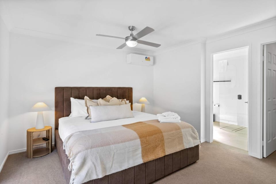 Bed, Bedroom, towels