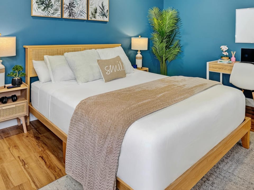 Private Studio - 5 Min to DT - Self Check-In - 75 Inch TV Bed and Breakfast in Williams Lake