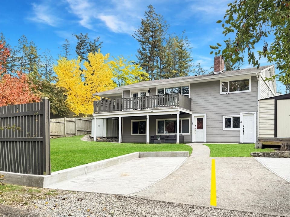 Private Studio - 5 Min to DT - Self Check-In - 75 Inch TV Bed and Breakfast in Williams Lake