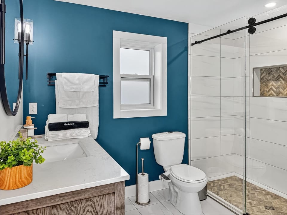 Private Studio - 5 Min to DT - Self Check-In - 75 Inch TV Bed and Breakfast in Williams Lake