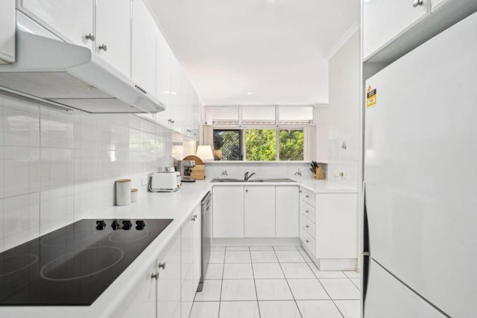 Kitchen or kitchenette, dishwasher, stove