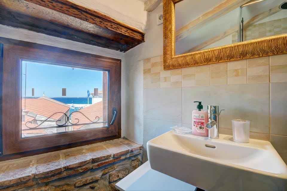 Bathroom, Sea view