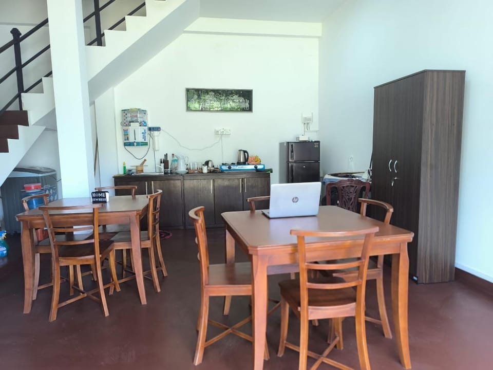 Restaurant/places to eat, Coffee/tea facilities, Kitchen or kitchenette, Dining area, oven, toaster