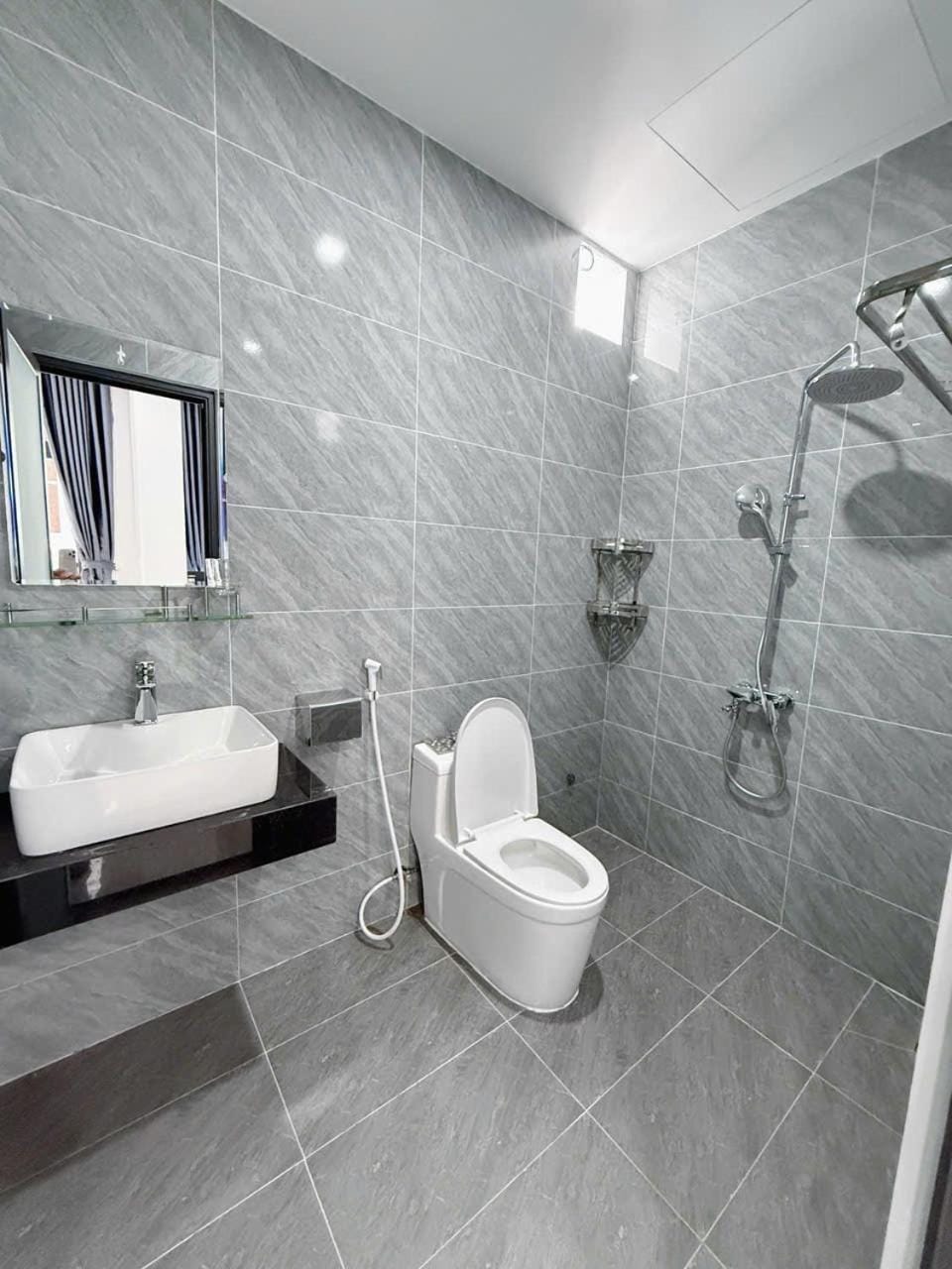 Shower, Toilet, Bathroom, bidet, towels
