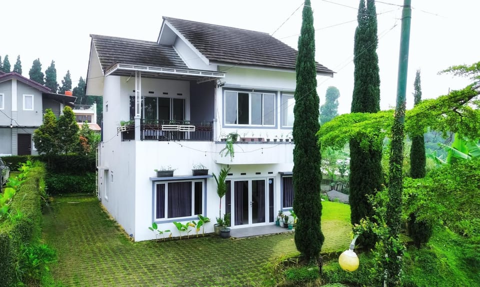 Property building, Day, Garden, Garden view