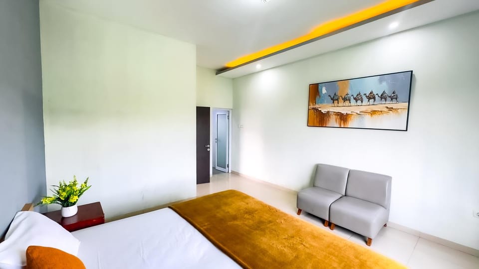 Bed, Photo of the whole room, Seating area, Bedroom