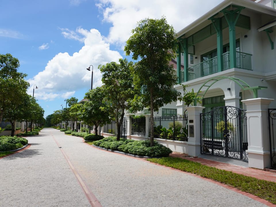 Property building, Spring, Day, Neighbourhood, Natural landscape, Garden, Garden view, Street view