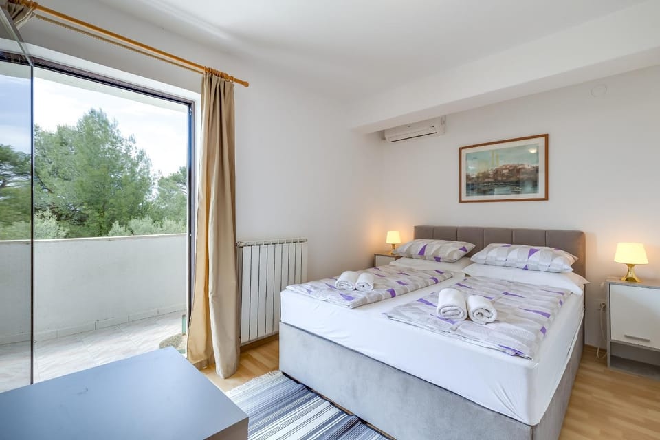 Bed, Bedroom, towels