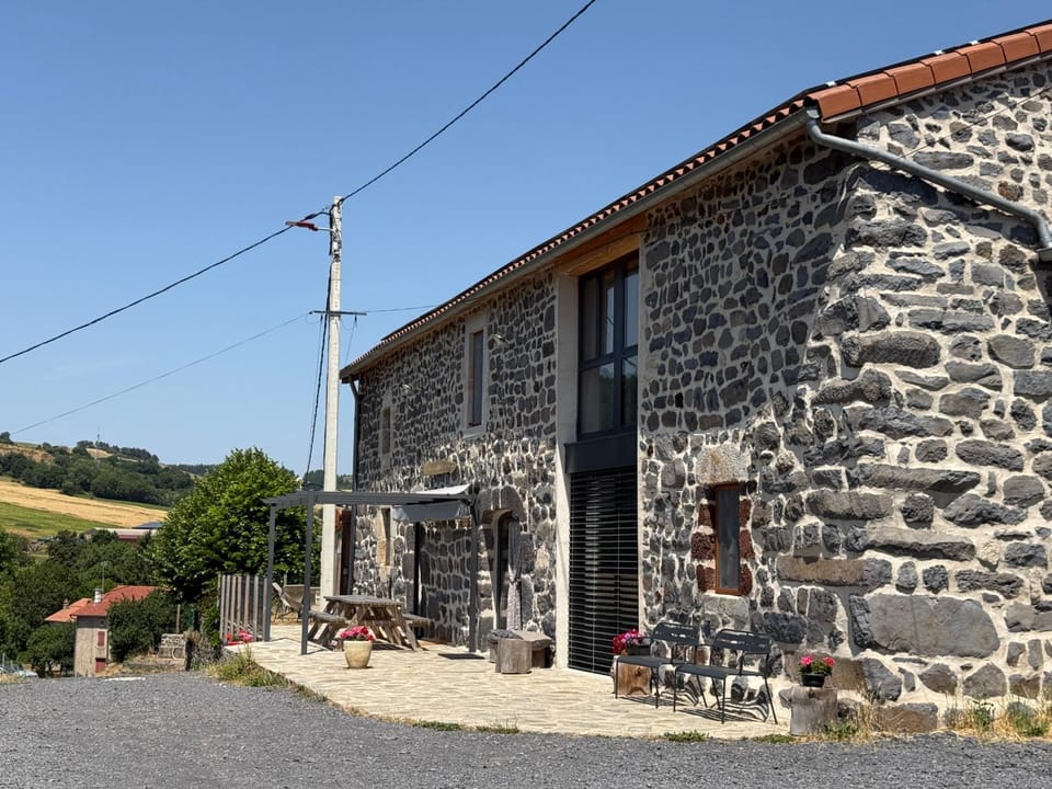 Gîte LE RABIOUZE - 4 épis, 15 pers, 22 couchages - Ancienne Bergerie rénovée, cachet d'origine conservé - Vue magnifique - Label Ecogîte House in Bourgogne-Franche-Comté