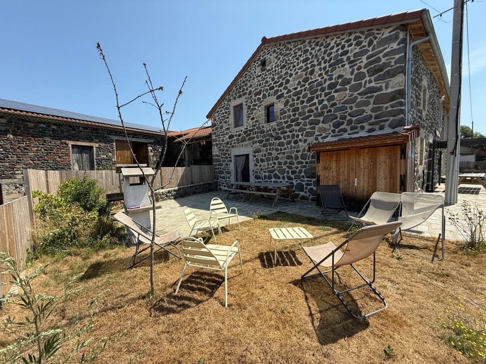 Gîte LE RABIOUZE - 4 épis, 15 pers, 22 couchages - Ancienne Bergerie rénovée, cachet d'origine conservé - Vue magnifique - Label Ecogîte House in Bourgogne-Franche-Comté