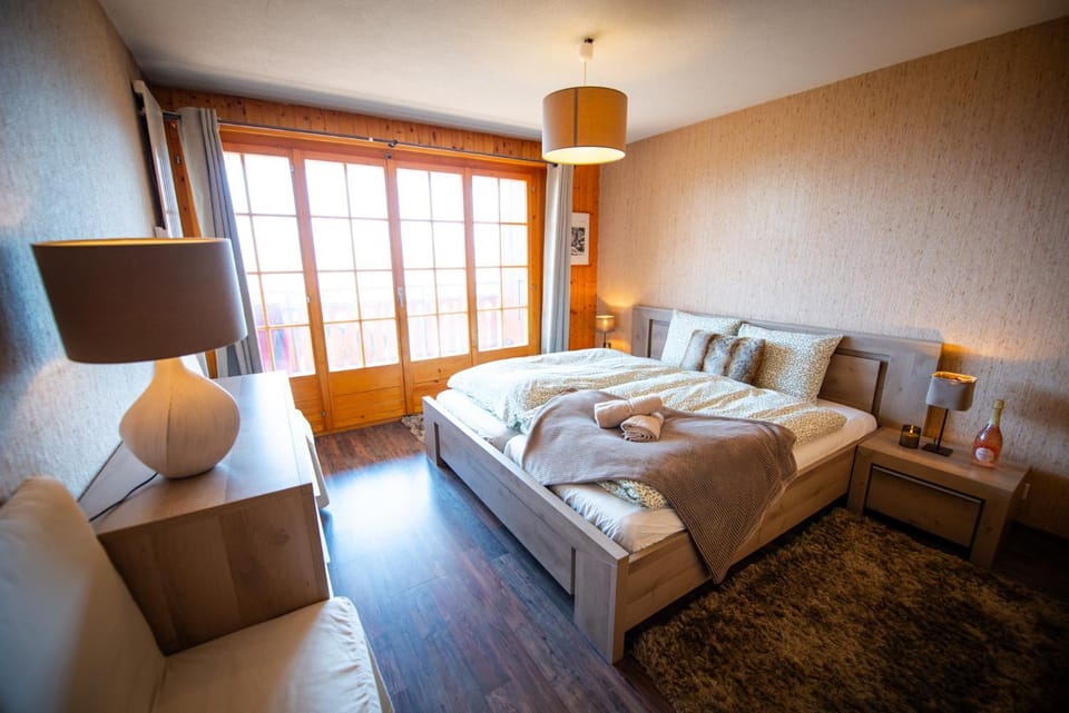 Bed, TV and multimedia, Living room, Photo of the whole room, Seating area, Bedroom, towels