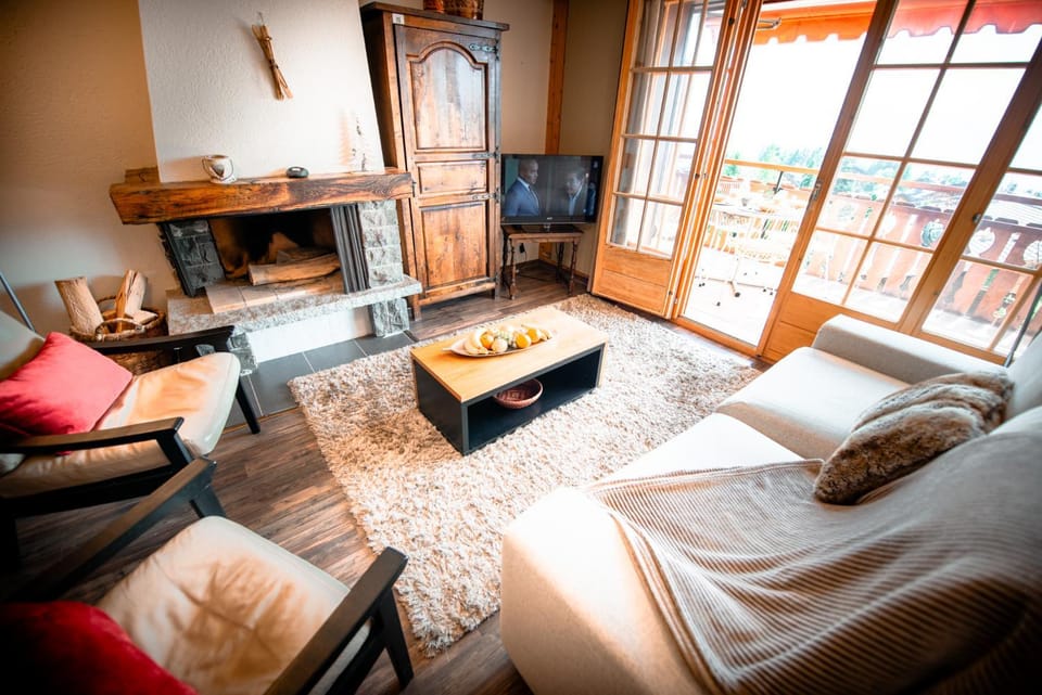 Communal lounge/ TV room, Bed, TV and multimedia, Living room, Photo of the whole room, Seating area, Evening entertainment, Bedroom, towels