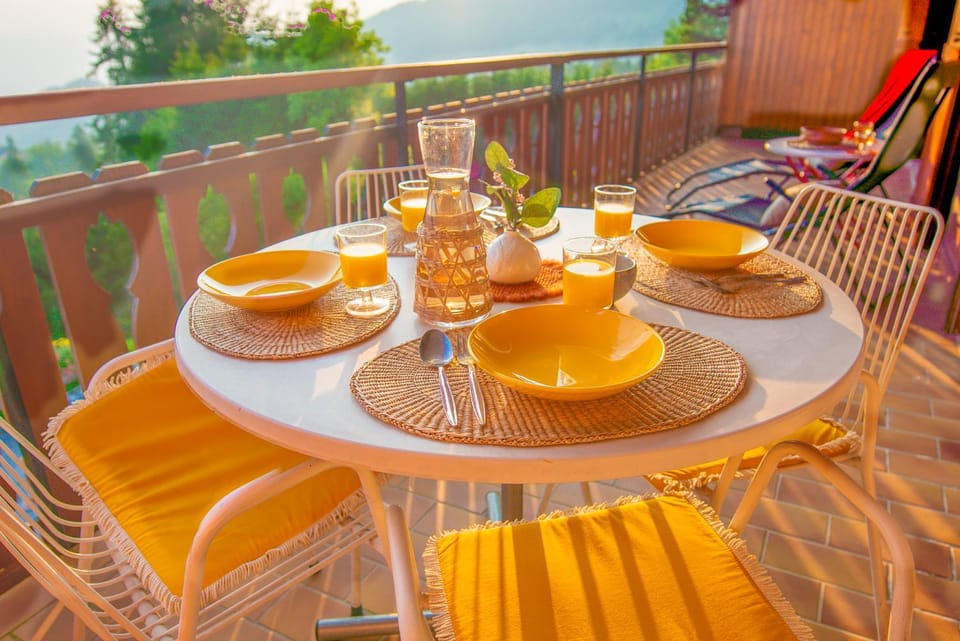 Patio, Day, Natural landscape, Coffee/tea facilities, View (from property/room), Balcony/Terrace, Living room, Food and drinks, Seating area, Dining area, Food