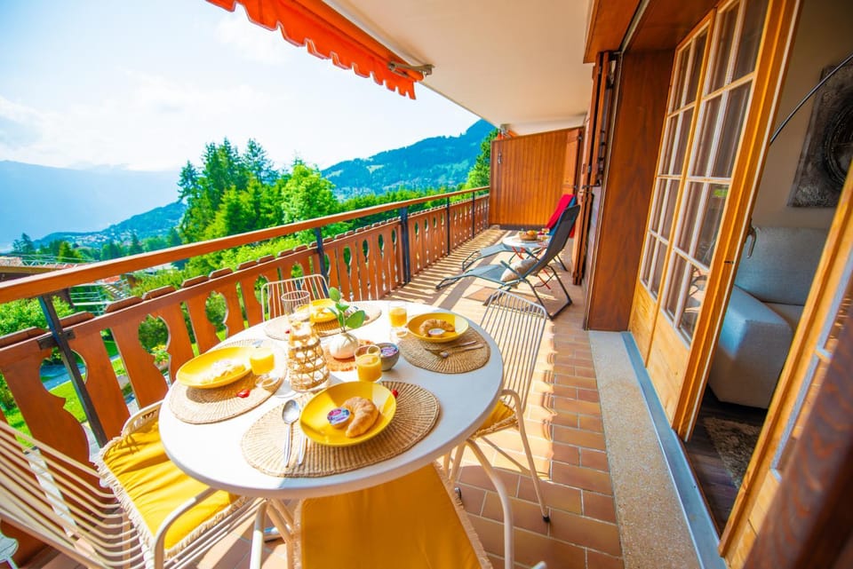 Patio, Day, Natural landscape, View (from property/room), Balcony/Terrace, Living room, Food and drinks, Seating area, Dining area, Food, Mountain view, Breakfast, Continental breakfast