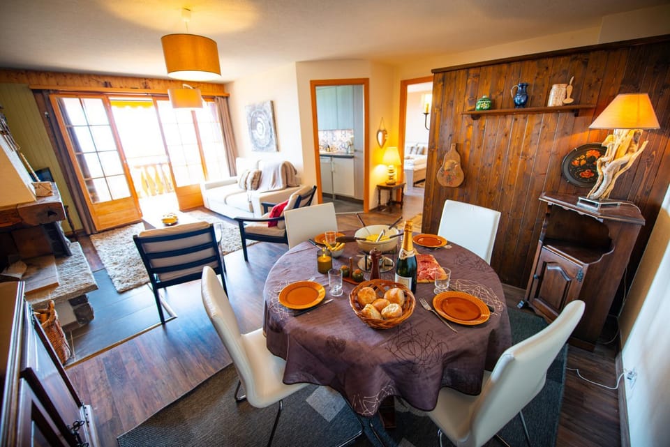 Living room, Food and drinks, Seating area, Dining area, Food, Drinks