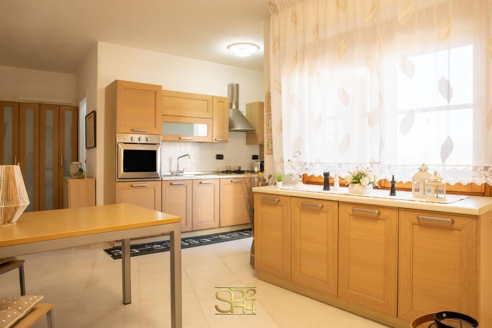 Kitchen or kitchenette, Dining area, oven, stove