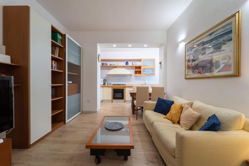 TV and multimedia, Kitchen or kitchenette, Living room, Seating area