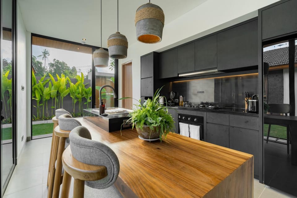 Coffee/tea facilities, Kitchen or kitchenette, stove