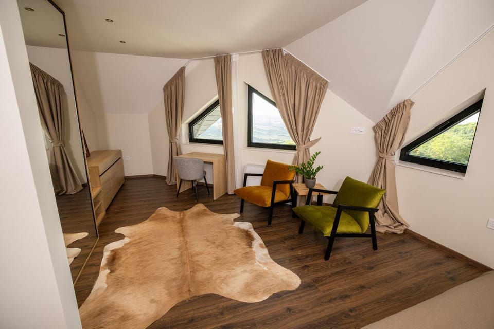 Photo of the whole room, Seating area