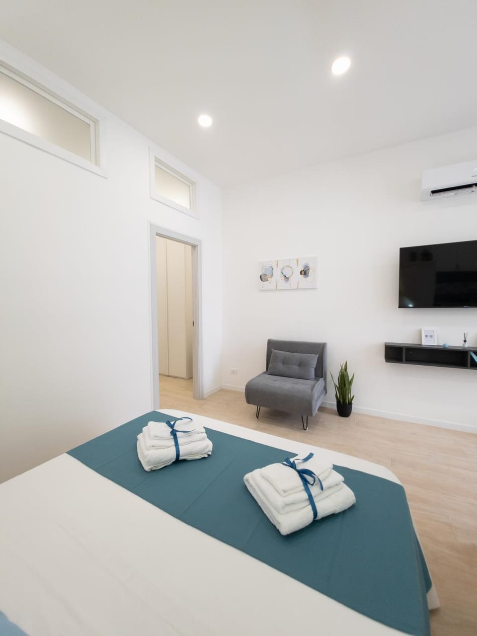 Bed, TV and multimedia, Photo of the whole room, Bedroom, towels, air conditioner