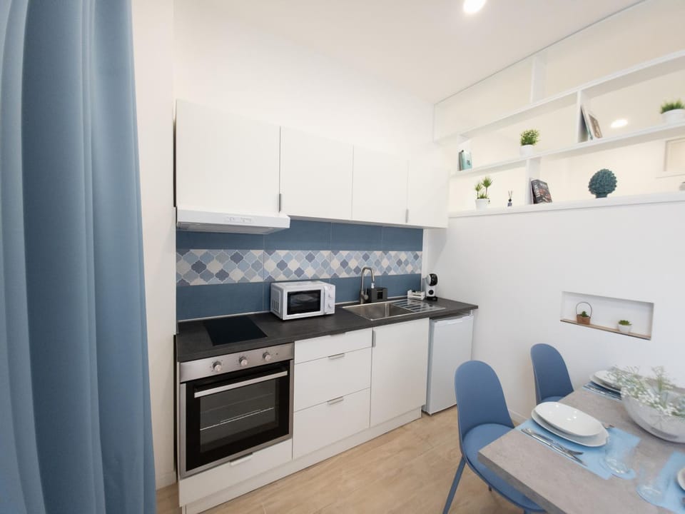 Kitchen or kitchenette, Dining area, oven, stove