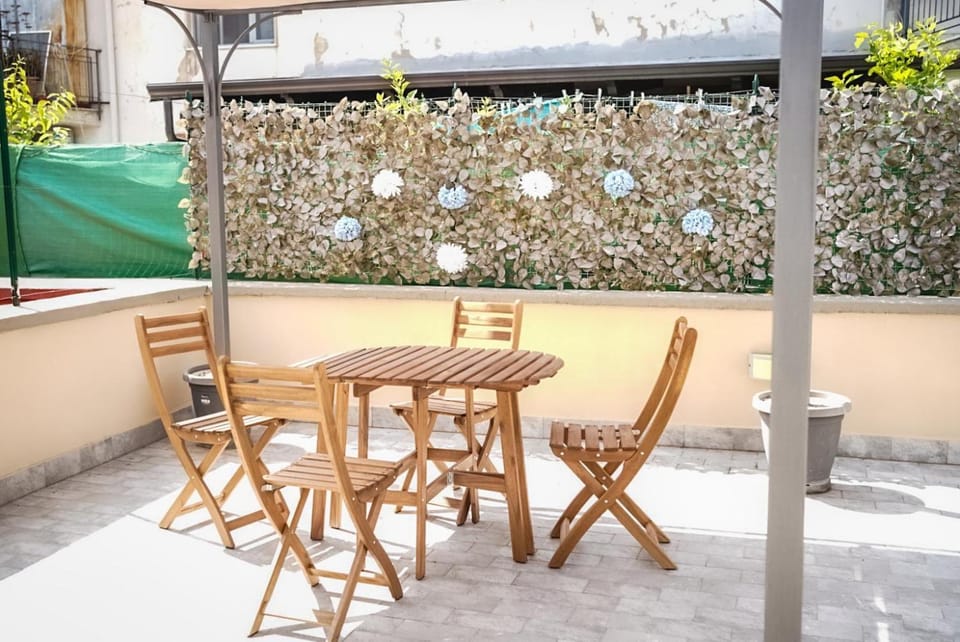 Patio, Day, Balcony/Terrace, Dining area