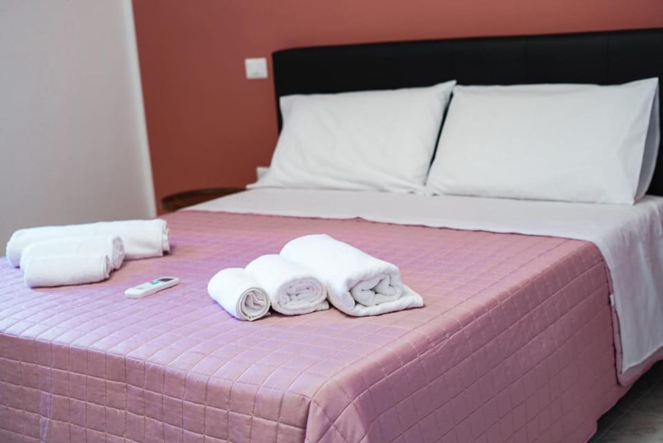 Bed, Photo of the whole room, Bedroom, towels