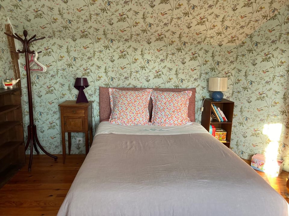 Photo of the whole room, Bedroom