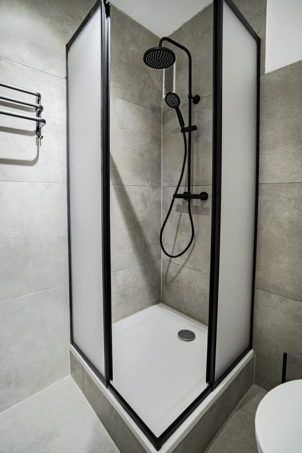 2 BR Apartment - ZENTRAL - KÜCHE - BALKON - WIFI - NETFLIX - BUSINESS - KAFFE - PARKHAUS Apartment in Wiesbaden