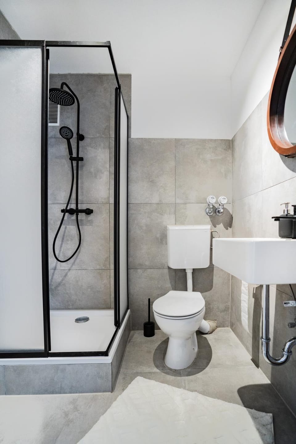 2 BR Apartment - ZENTRAL - KÜCHE - BALKON - WIFI - NETFLIX - BUSINESS - KAFFE - PARKHAUS Apartment in Wiesbaden
