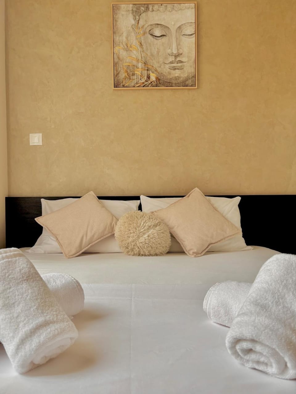 Bed, Bedroom, towels