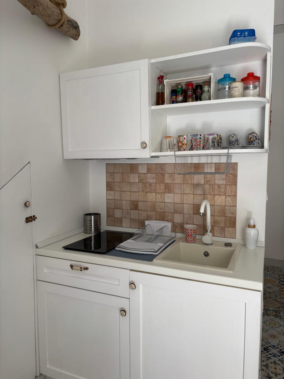 Kitchen or kitchenette, minibar, stove