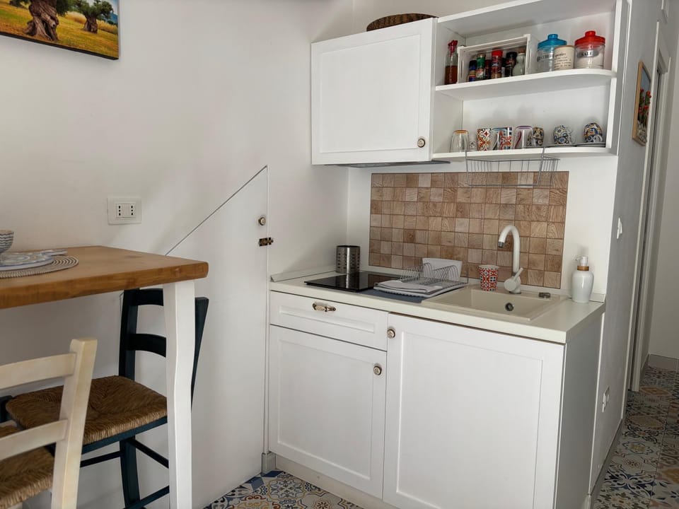 Coffee/tea facilities, Kitchen or kitchenette, Dining area, minibar, oven, pet friendly, stove